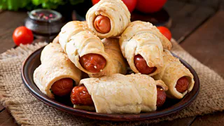Закатала сосиски в лаваш — и на сковородку: на выходе вкуснейшая закуска — и в пир, и в мир