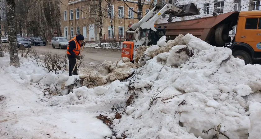 За несколько месяцев с улиц столицы Коми вывезут 56,2 тыс. кубометров снега