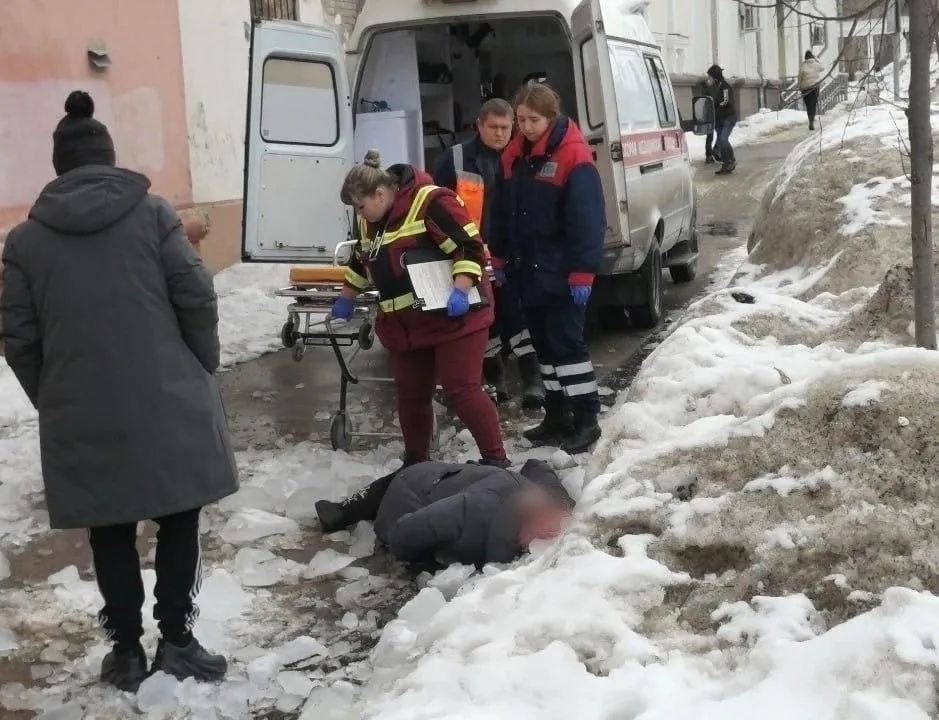 В Коми ледяная глыба чуть не убила ребенка