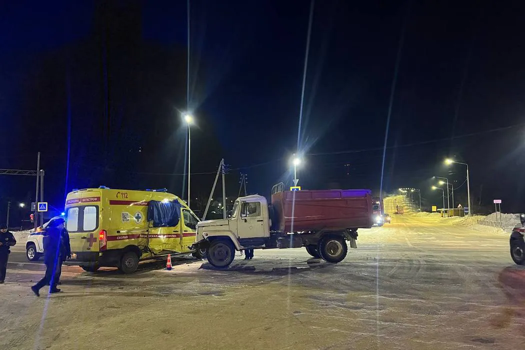 В Коми ГАЗ протаранил реанимобиль на перекрестке Визинги