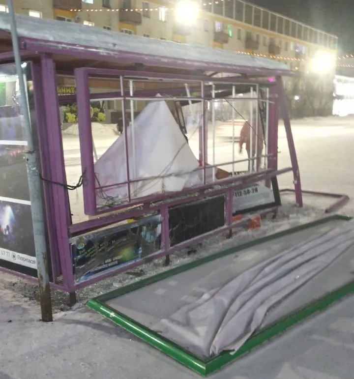 В новогоднюю ночь в одном из городов Коми неизвестные разбили остановку