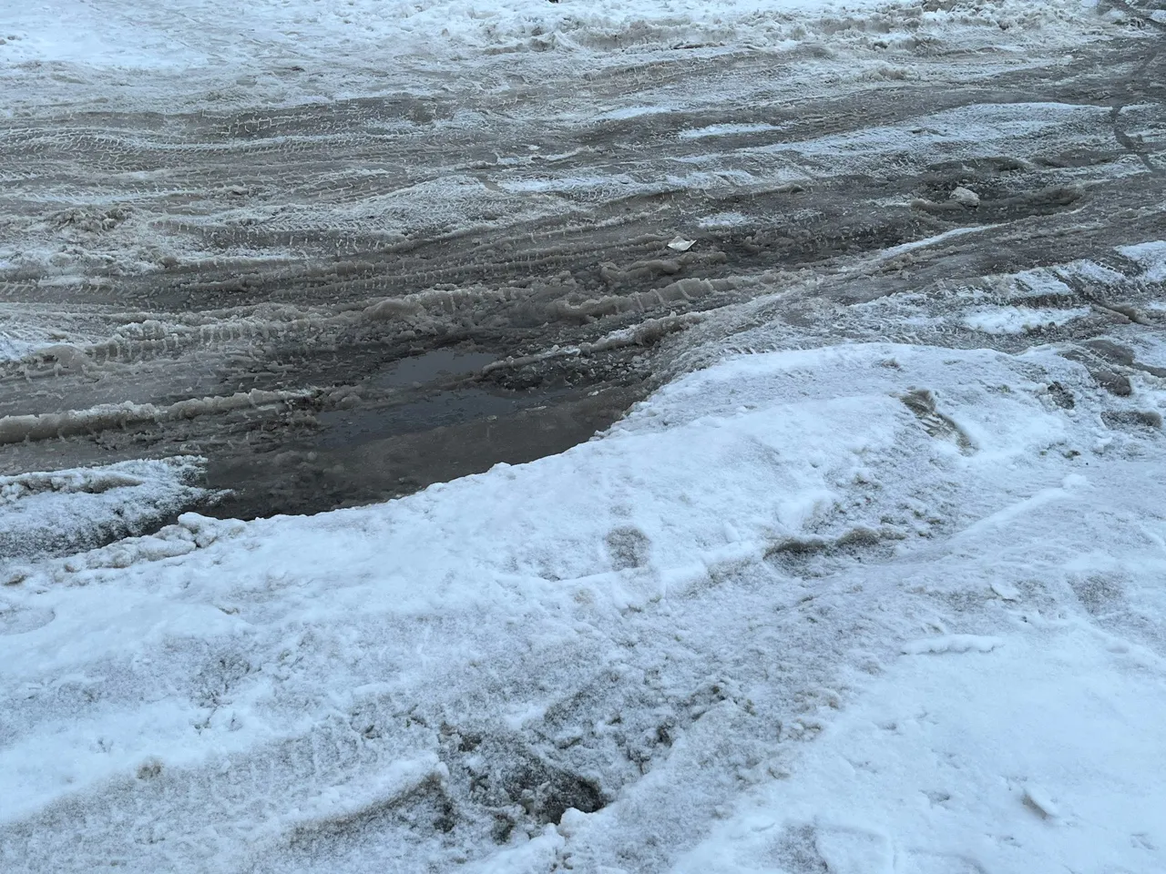 Мэр одного из городов Коми поручил оперативно устранить все ямы на дорогах
