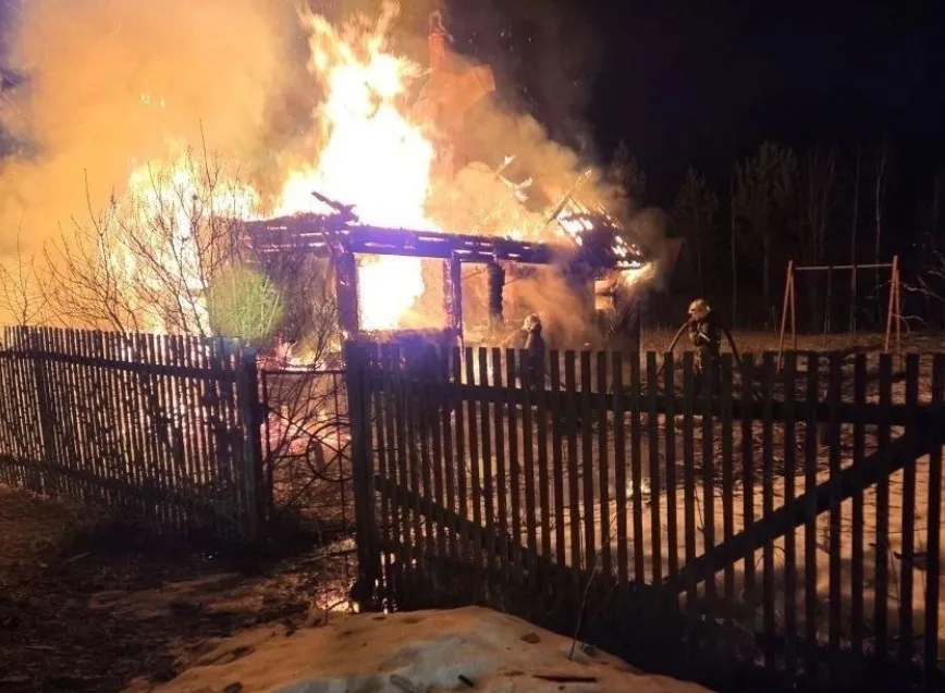 В Коми под огненную угрозу попали гараж, баня и хозпостройка