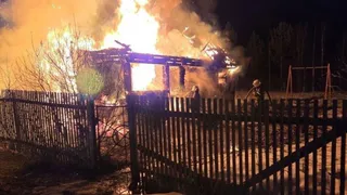 В Коми под огненную угрозу попали гараж, баня и хозпостройка 