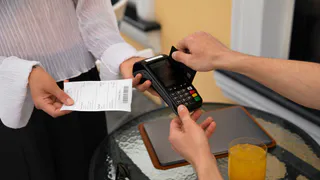Отмена бумажных чеков: что поменяется в жизни покупателей в 2024 году