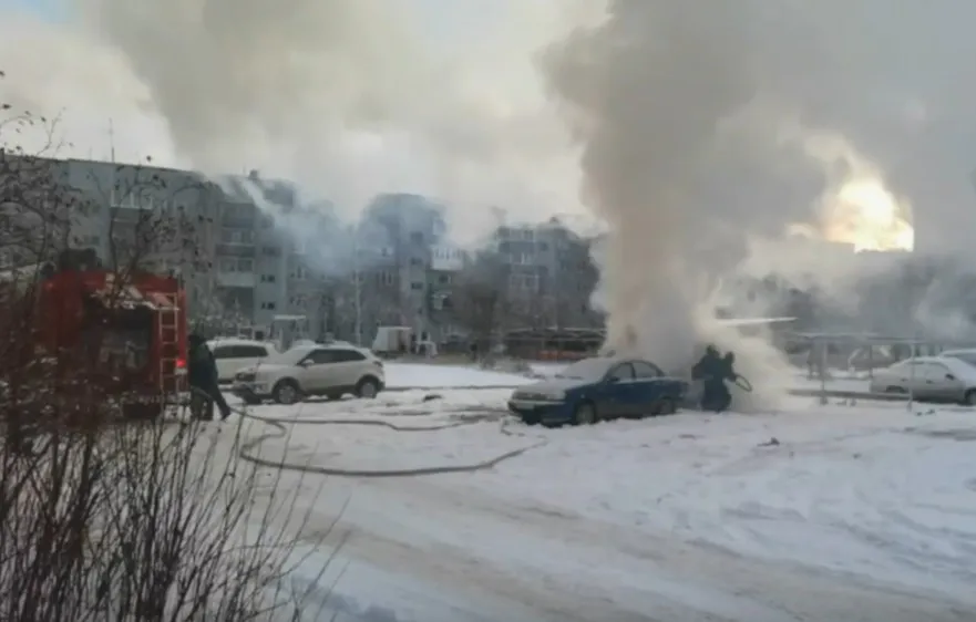 В Коми ликвидировали два пожара: в столице горела иномарка, в Ухте — квартира
