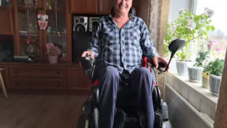 Жителю Нившеры доставили долгожданную коляску для бездорожья