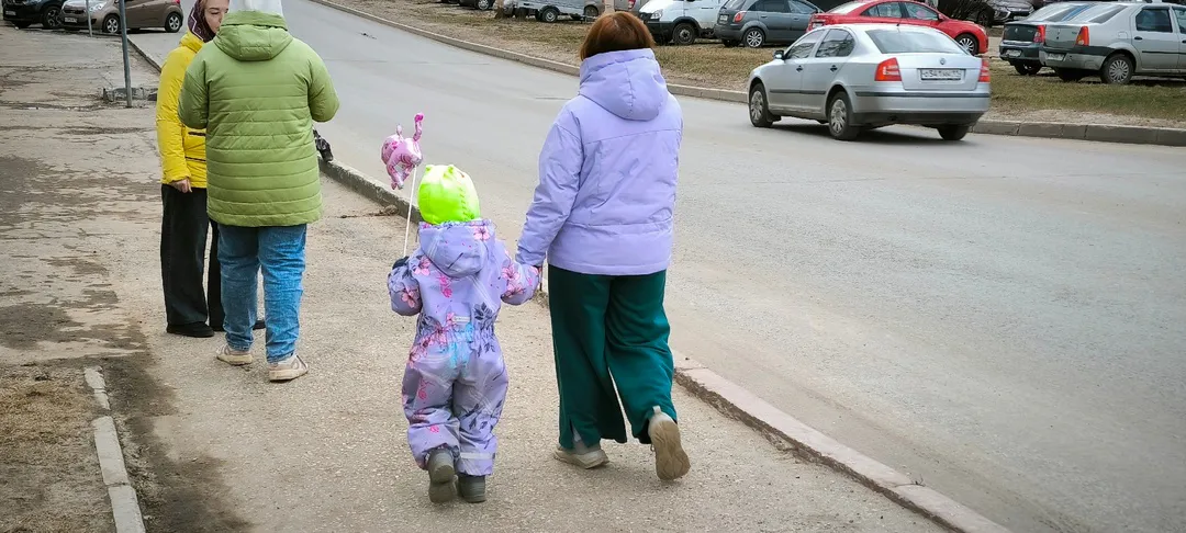 В Коми родителей школьников просят не пускать детей в торговые центры