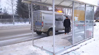 В Коми неизвестные побили стекла на 2-х автобусных остановках