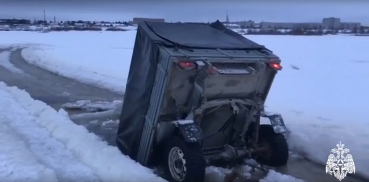 Автомобиль УАЗ нырнул под лед на реке в Коми