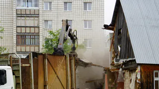 Сыктывкар избавляется от аварийных деревянных домов на Юхнина