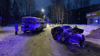 В Коми в страшной аварии с автобусом пострадал водитель легковушки
