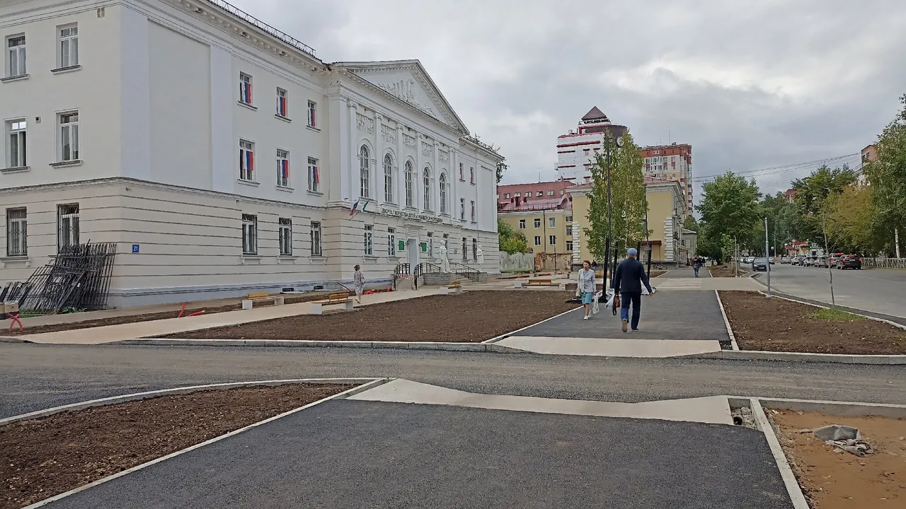 Сыктывкарцы в шоке от ремонта площадки перед детским учреждением