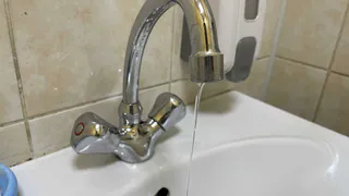 Засора больше нет: способы, которые реально "выбьют" всю грязь
