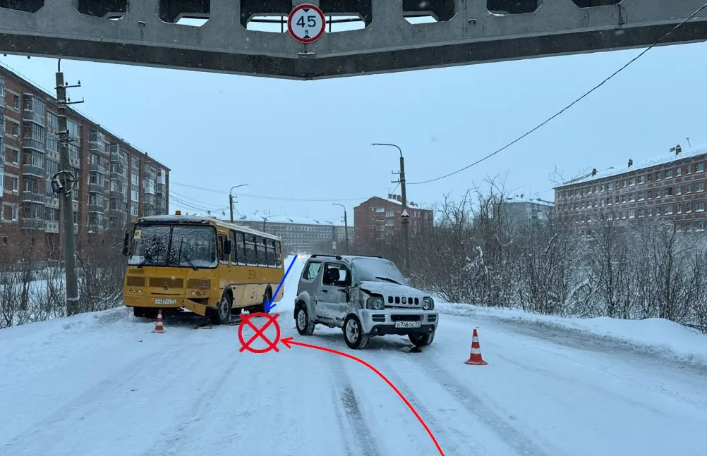 В Заполярье Коми автоледи на внедорожнике врезалась в школьный автобус