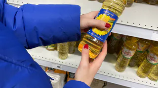 Это масло берите по 3 бутылки: в Роскачестве озвучили лучшие марки подсолнечного масла