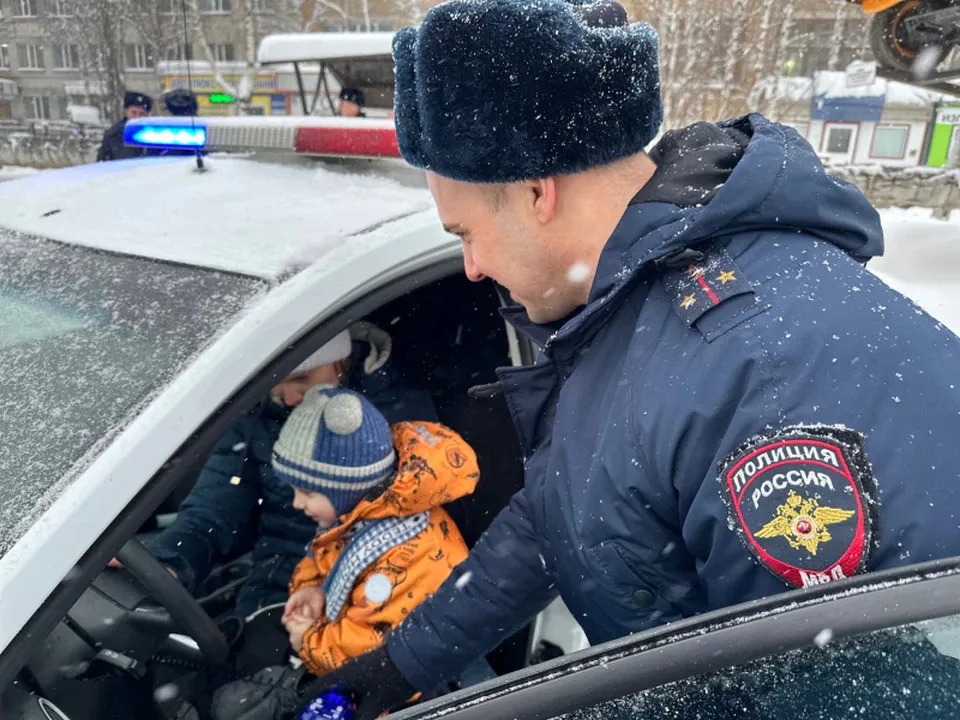 В Коми полицейские исполнили мечту 3-летнего мальчика