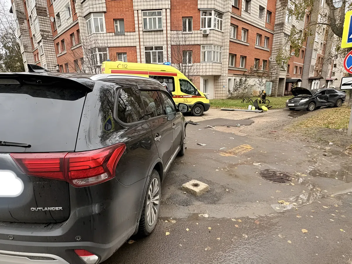 В столице Коми за сутки два водителя попали в больницу после ДТП