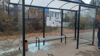 В столице Коми вандалы вновь разбили автобусную остановку