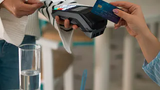Отмена бумажных чеков: что изменится в жизни россиян в 2024 году