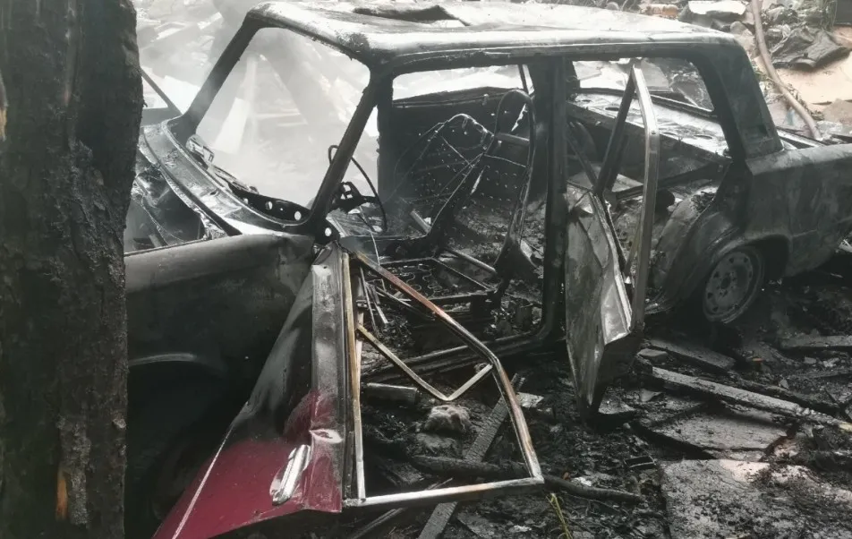 В Коми потушили четыре пожара за день: квартиры и автомобили попали под угрозу