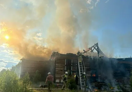 В Коми два пожара за сутки уничтожили дачу и заброшку в разных районах