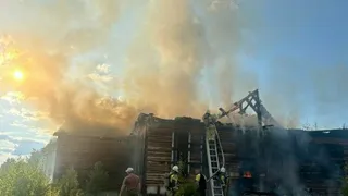 В Коми два пожара за сутки уничтожили дачу и заброшку в разных районах