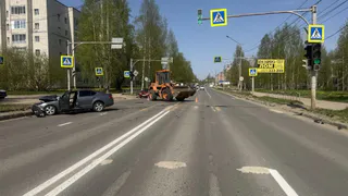 В Сыктывкаре тракторист протаранил Skoda и травмировал двух человек