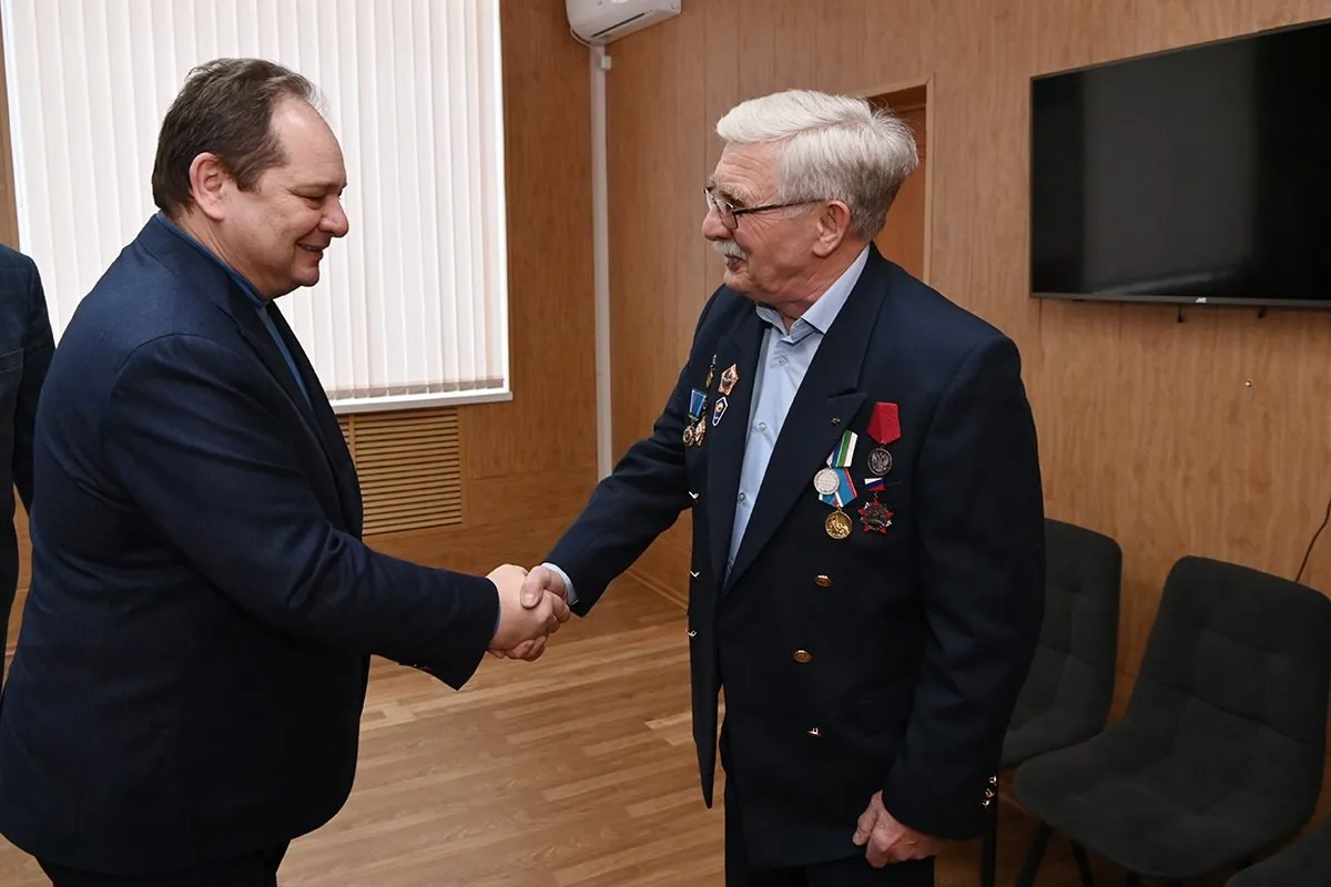 Глава Коми навестил Сергея Сотникова, спасшего пассажиров и экипаж самолёта