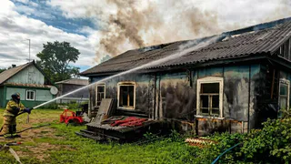 В Коми потушили пожары, повредившие две машины, четыре нежилых строения и один дом