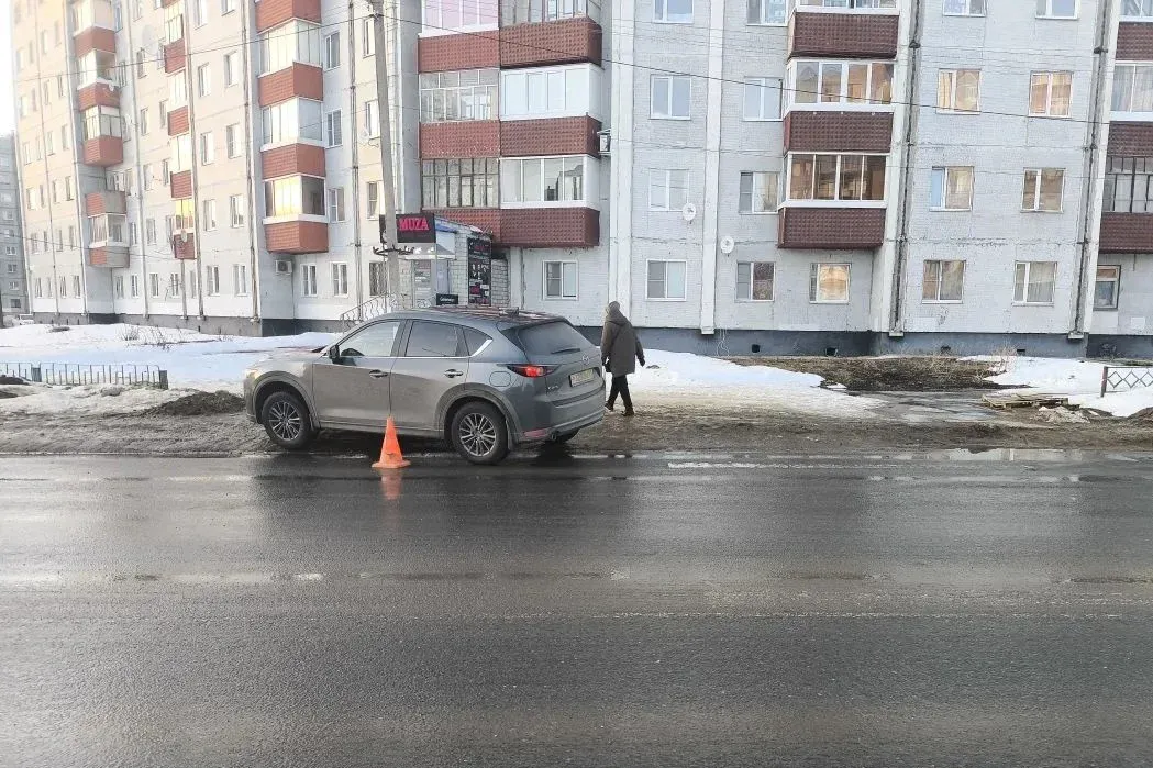 Два ДТП с Mazda в Коми: пикап улетел в кювет, а кроссовер сбил подростка на зебре