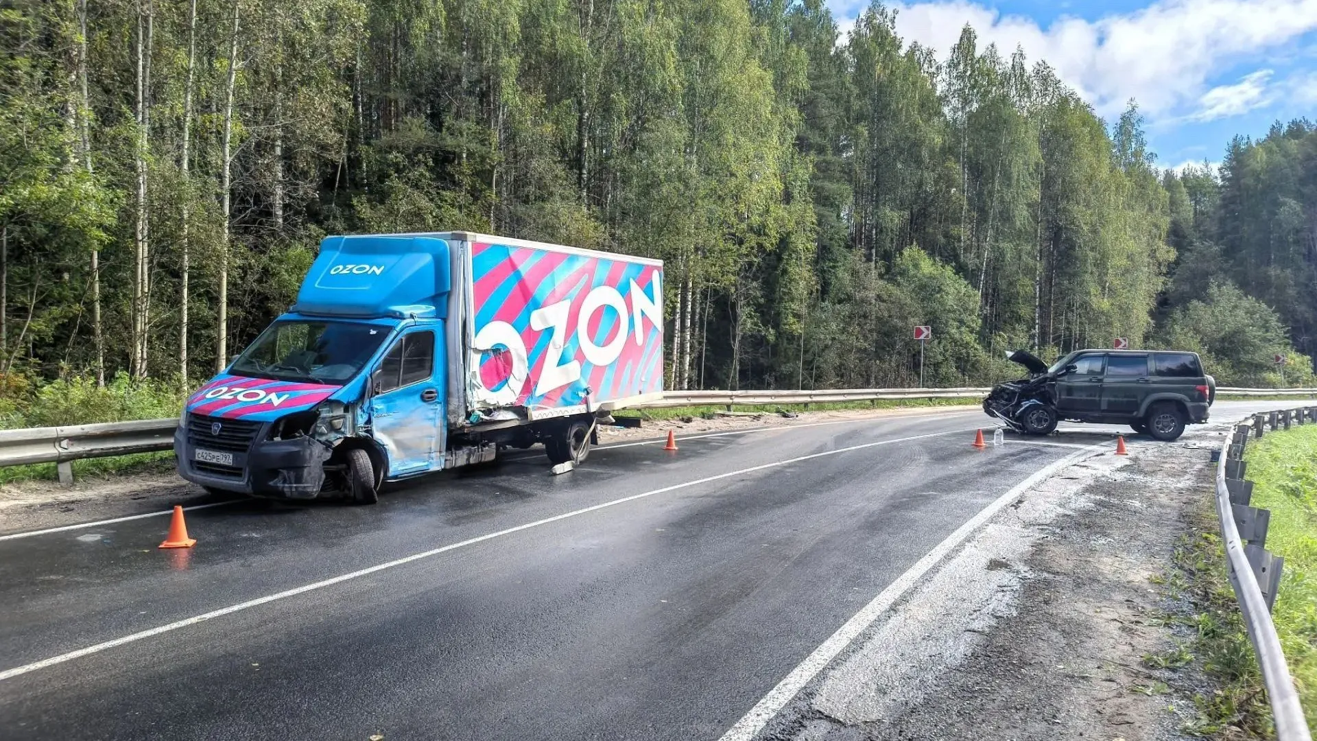 На трассе в Коми «Патриот» вылетел на встречку и протаранил фургон Ozon