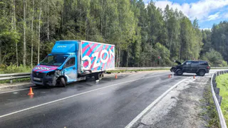 На трассе в Коми «Патриот» вылетел на встречку и протаранил фургон Ozon