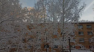 Жителей аварийного дома в Коми попросили не забирать батареи и окна
