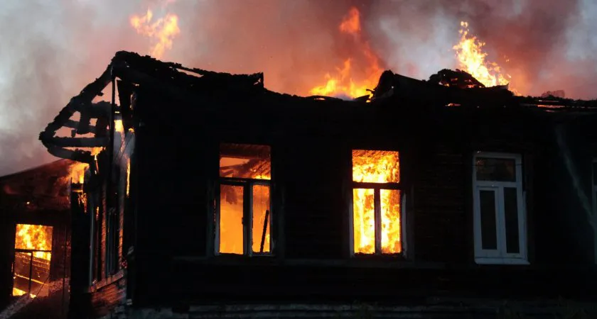 За сутки в Коми горели дома, баня, автомобиль и банкетный домик