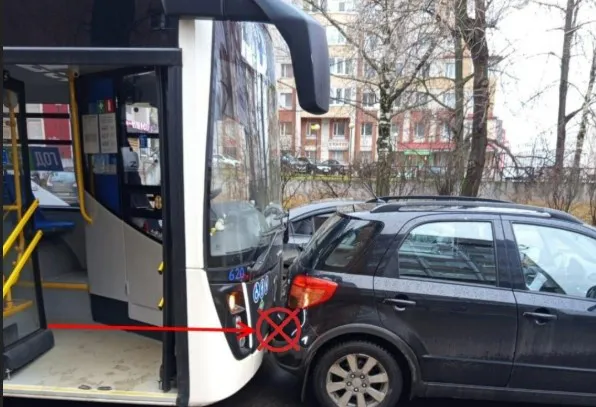 Маршрутный автобус протаранил иномарку в центре Сыктывкара