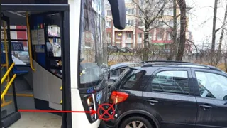 Маршрутный автобус протаранил иномарку в центре Сыктывкара