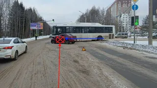 В Сыктывкаре Renault Logan выехал на красный свет и протаранил автобус