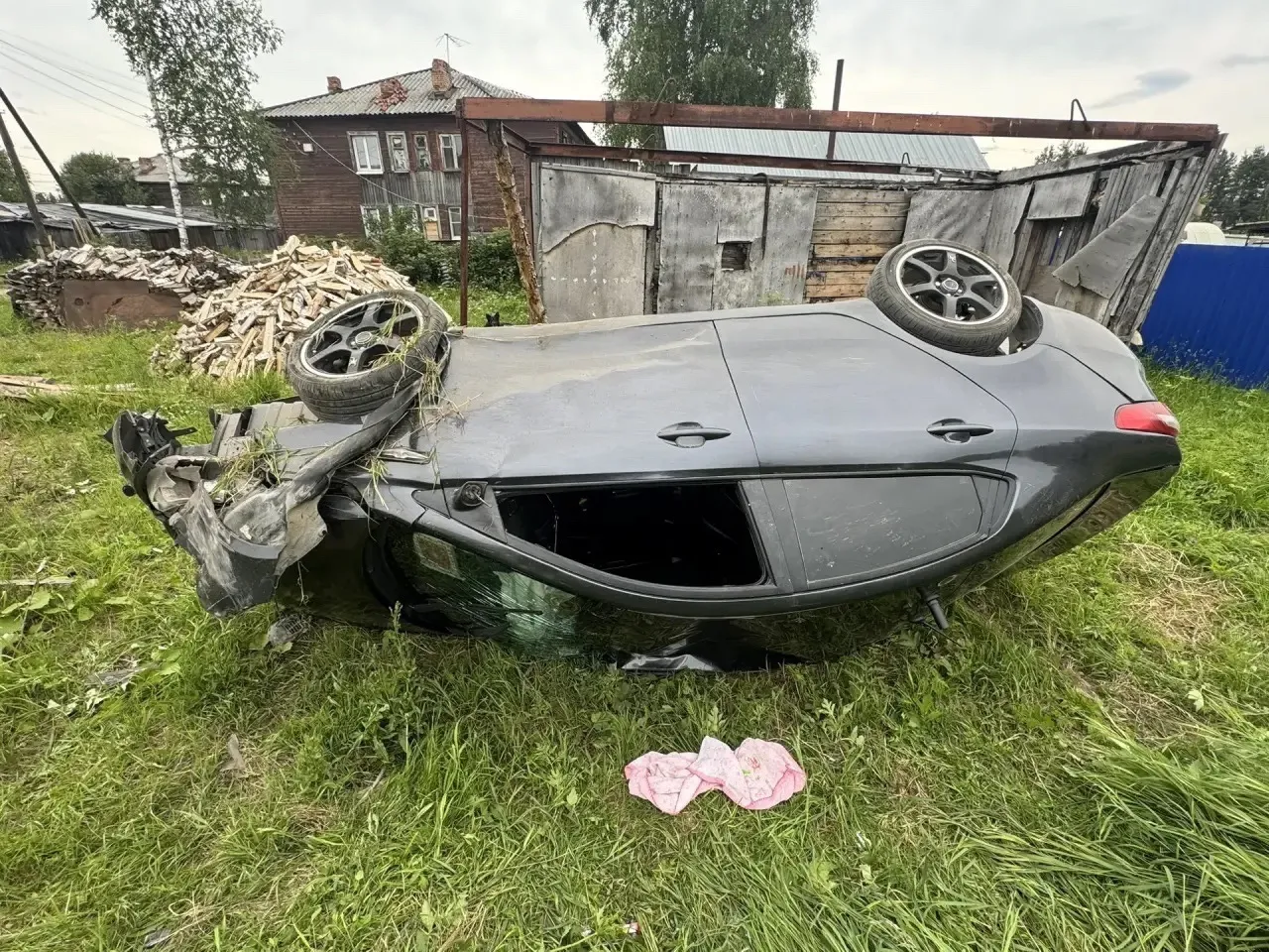 В Коми одна машина оказалась в кювете, вторая снесла забор: водители потеряли контроль над авто