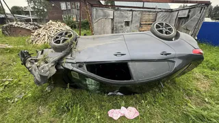 В Коми одна машина оказалась в кювете, вторая снесла забор: водители потеряли контроль над авто