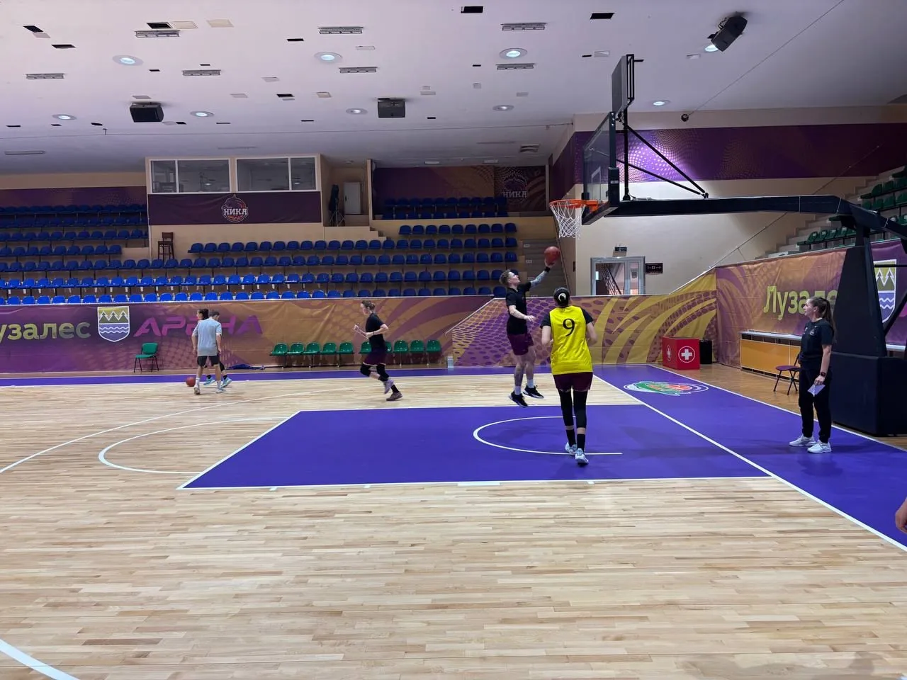 Сыктывкарская "Ника" начала тренировки на новом профессиональном паркете