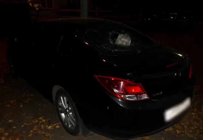В Сыктывкаре мужчине помешал припаркованный автомобиль: он разбил окно и попал в полицию
