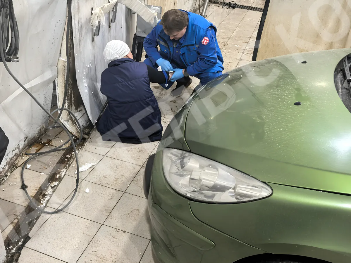 В Коми автоледи перепутала газ и тормоз и придавила сотрудницу мойки