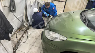 В Коми автоледи перепутала газ и тормоз и придавила сотрудницу мойки