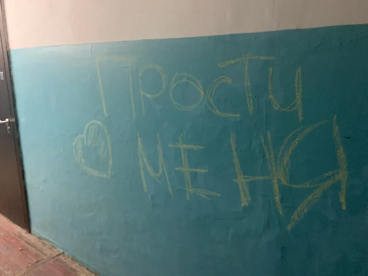Жители Коми жалуются на "граффити любви" в подъезде: как бороться с вандализмом?