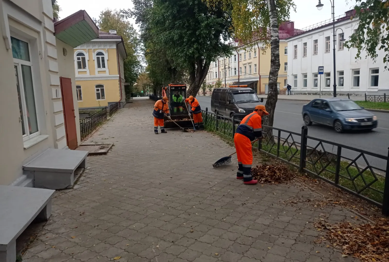 Сыктывкарские дорожники объяснили необходимость уборки осенней листвы