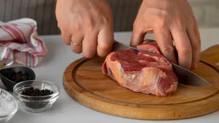 Секреты приготовления мясного бульона: шеф-повар рассказал как правильно