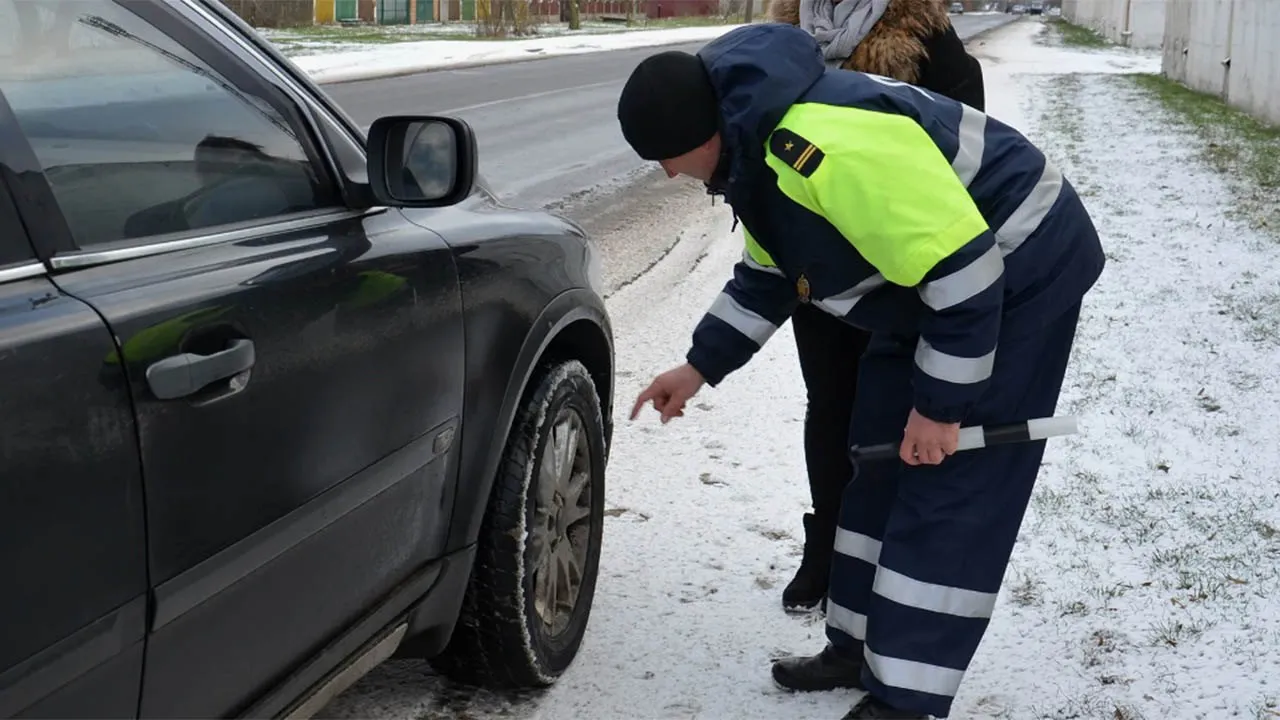 С 8 апреля водителей начнут штрафовать за такой тип колес - кто попал в список
