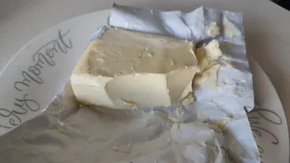 С ноября в магазинах РФ вводятся ограничения на продажу сливочного масла: покупателей встречают пустые полки