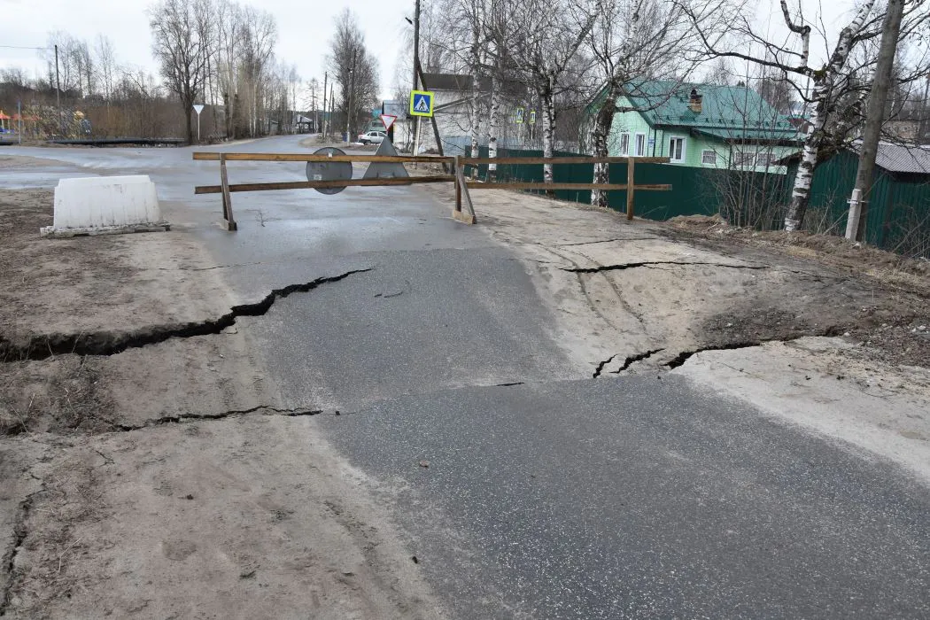 В Коми провалилась дорога к аварийному мосту